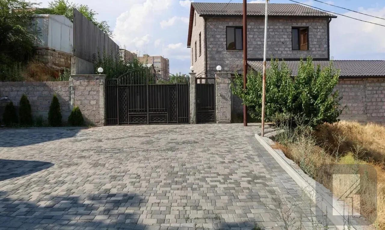 Երկու հարկանի տուն, Ավան-Առինջ 2-րդ միկրոշրջան Ավանում, 230 քմ, 570 քմ հողի վրա, 2 սանհանգույց — TANIQ Invest Group